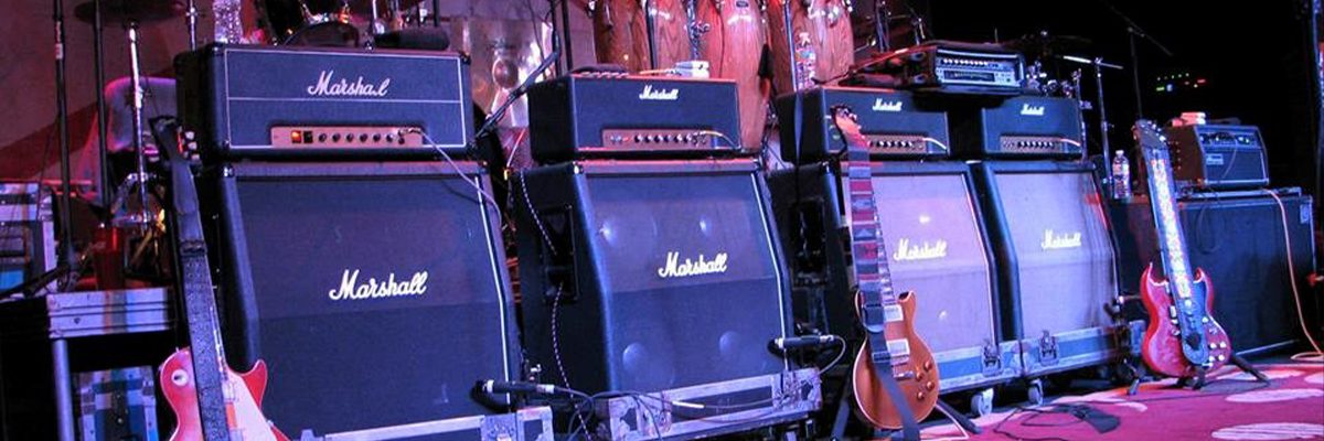 dickey betts stage set up of amps and guitars lined up